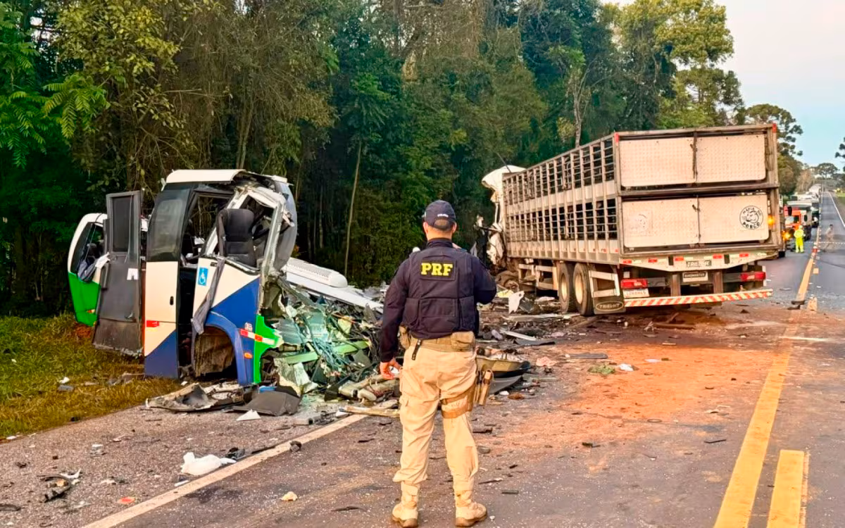 Accidente en Brasil deja 23 muertos tras choque entre autobús y camión