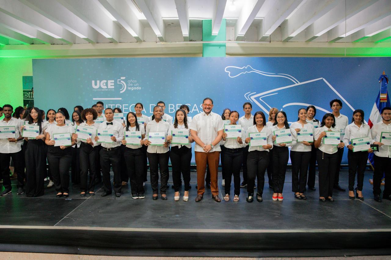 UCE entrega 50 nuevas becas y eleva a 270 las otorgadas en 2026 con inversión social de RD$66 millones