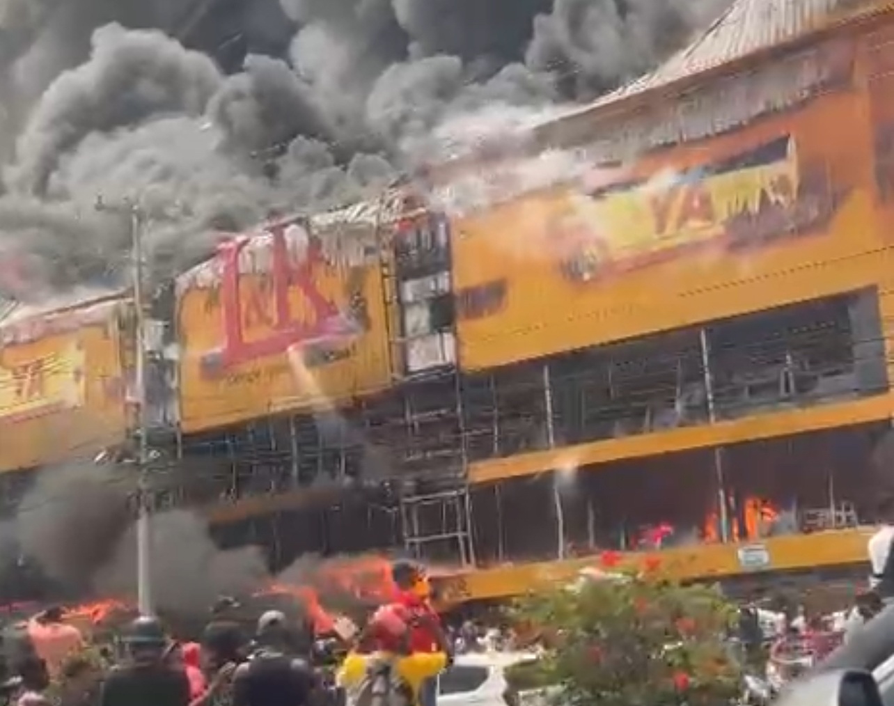 Un incendio afecta la tienda LyR de la autopista Las Américas