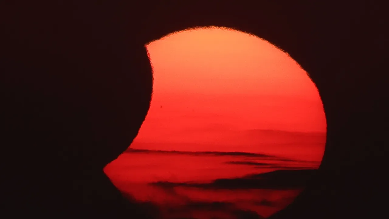 Las mejores fotos del eclipse solar que cautivó a España este 12 de agosto