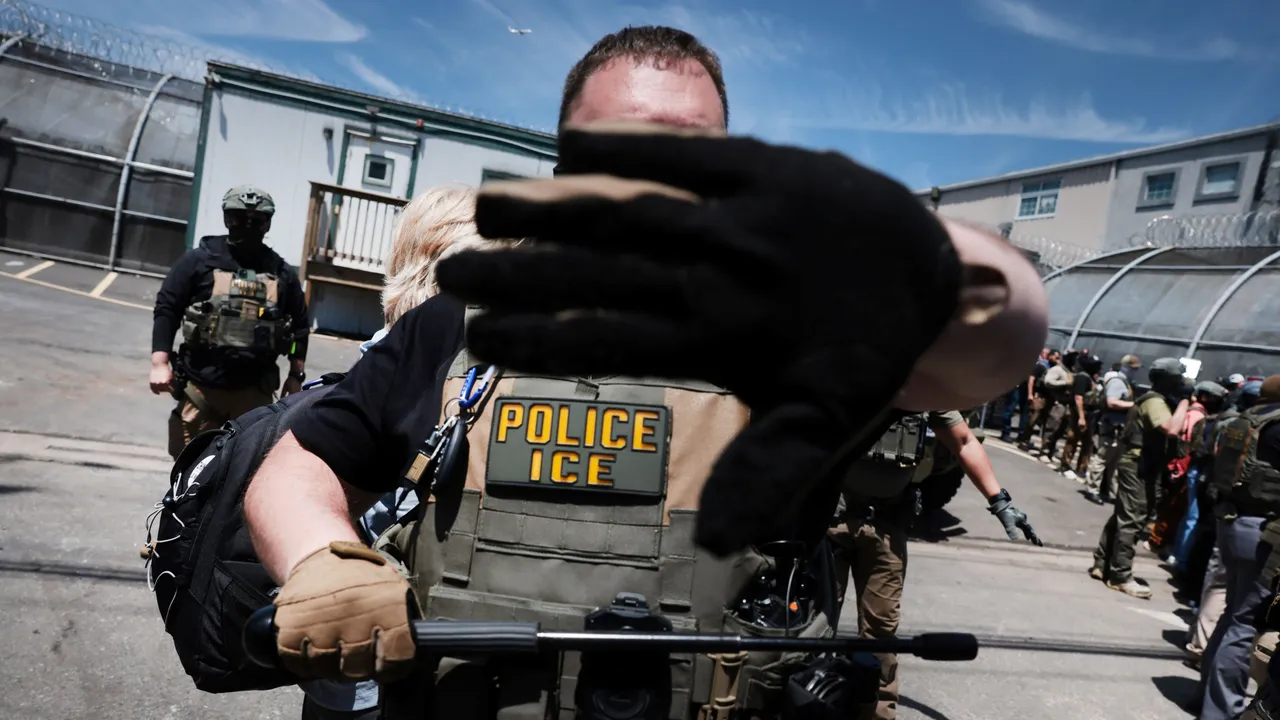 Agentes del ICE podrían empezar a usar guantes para administrar descargas eléctricas a migrantes