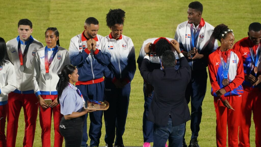 Ministro de deportes Kelvin Cruz entrega las medallas de oro al relevo mixto 4×400 de República Dominicana