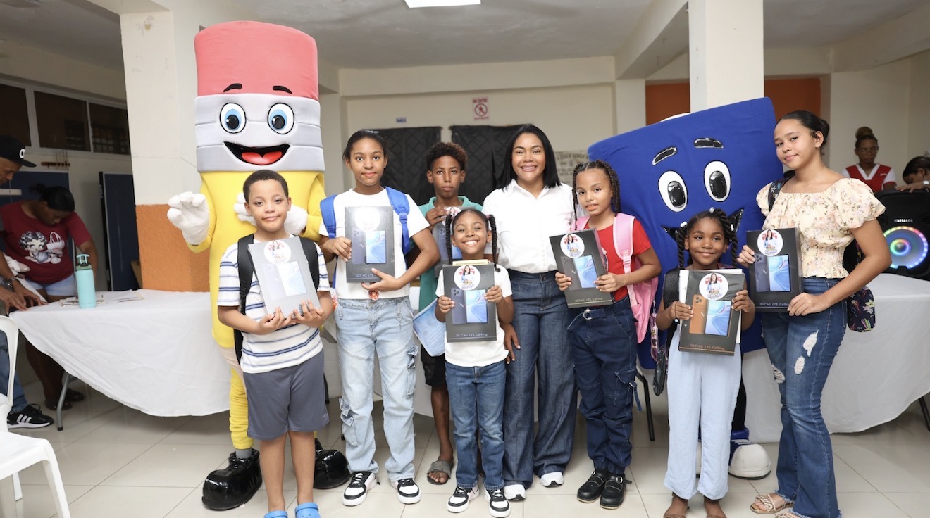 Leyvi Bautista inicia jornada de entrega de útiles escolares en Santo Domingo Oeste