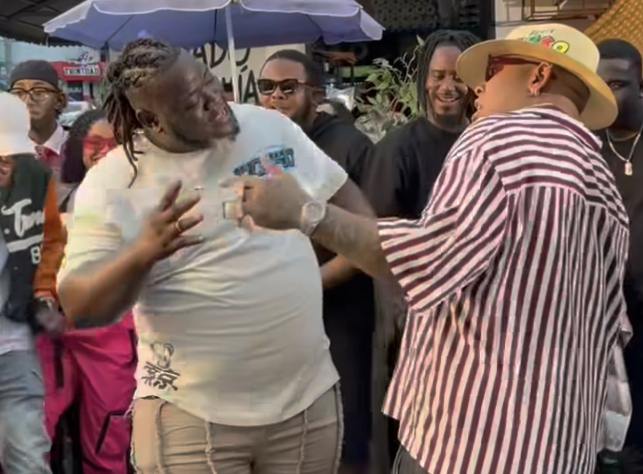 Bulin 47 defiende su colaboración con el haitiano Afriken An, luego de recibir críticas por grabar con el cantante
