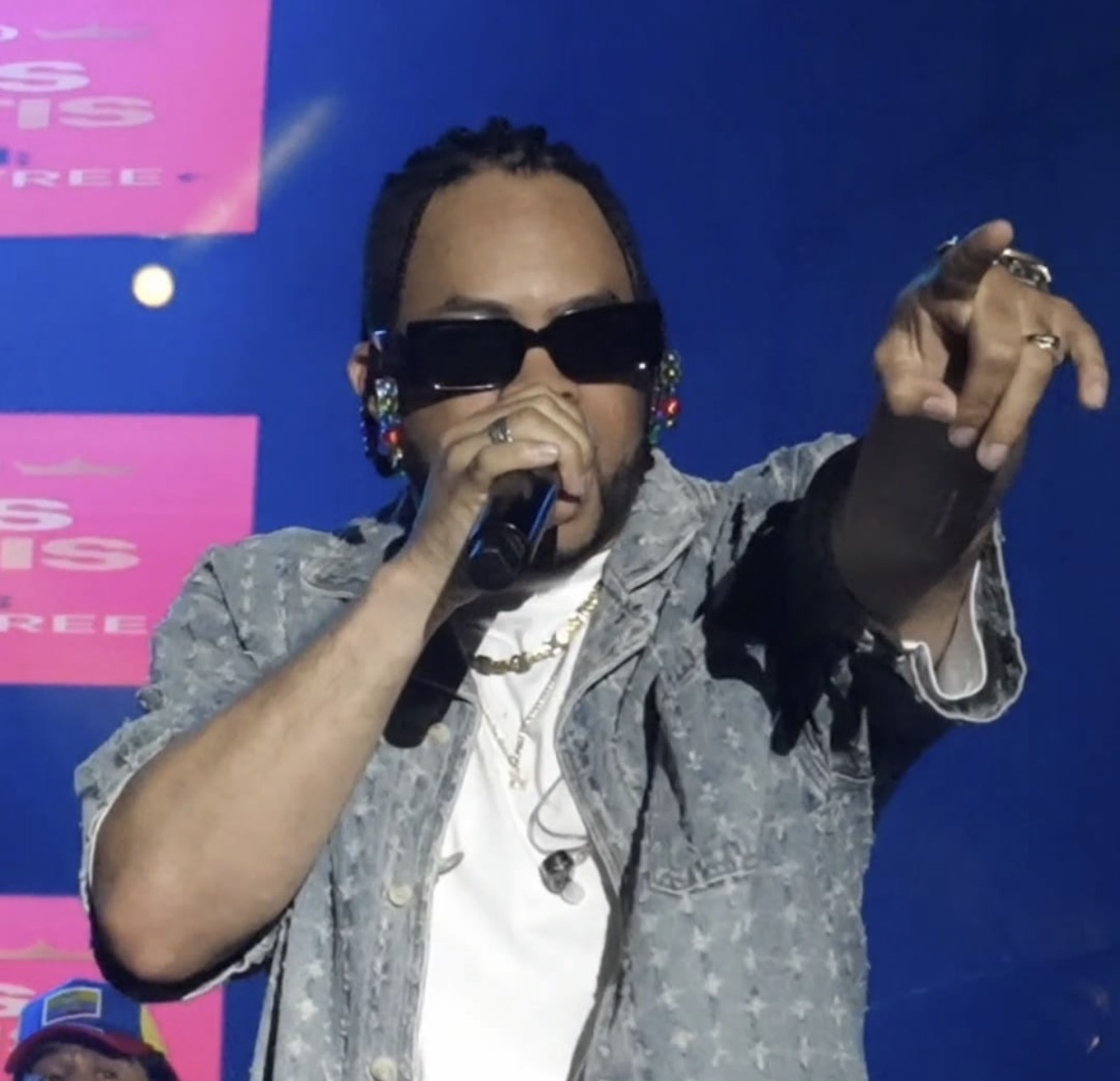 Artista dominicano Hansell Morine triunfa ante más de 90,000 personas en el Burger Show, en Ecuador