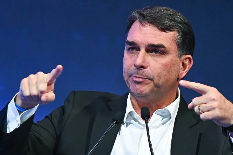 Flávio Bolsonaro dice que el juicio contra su padre fue una farsa y que lo amnistiará