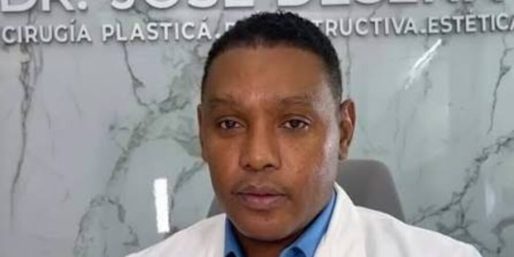 Ordenan arresto de cirujano plástico condenado por muerte de paciente durante procedimiento estético