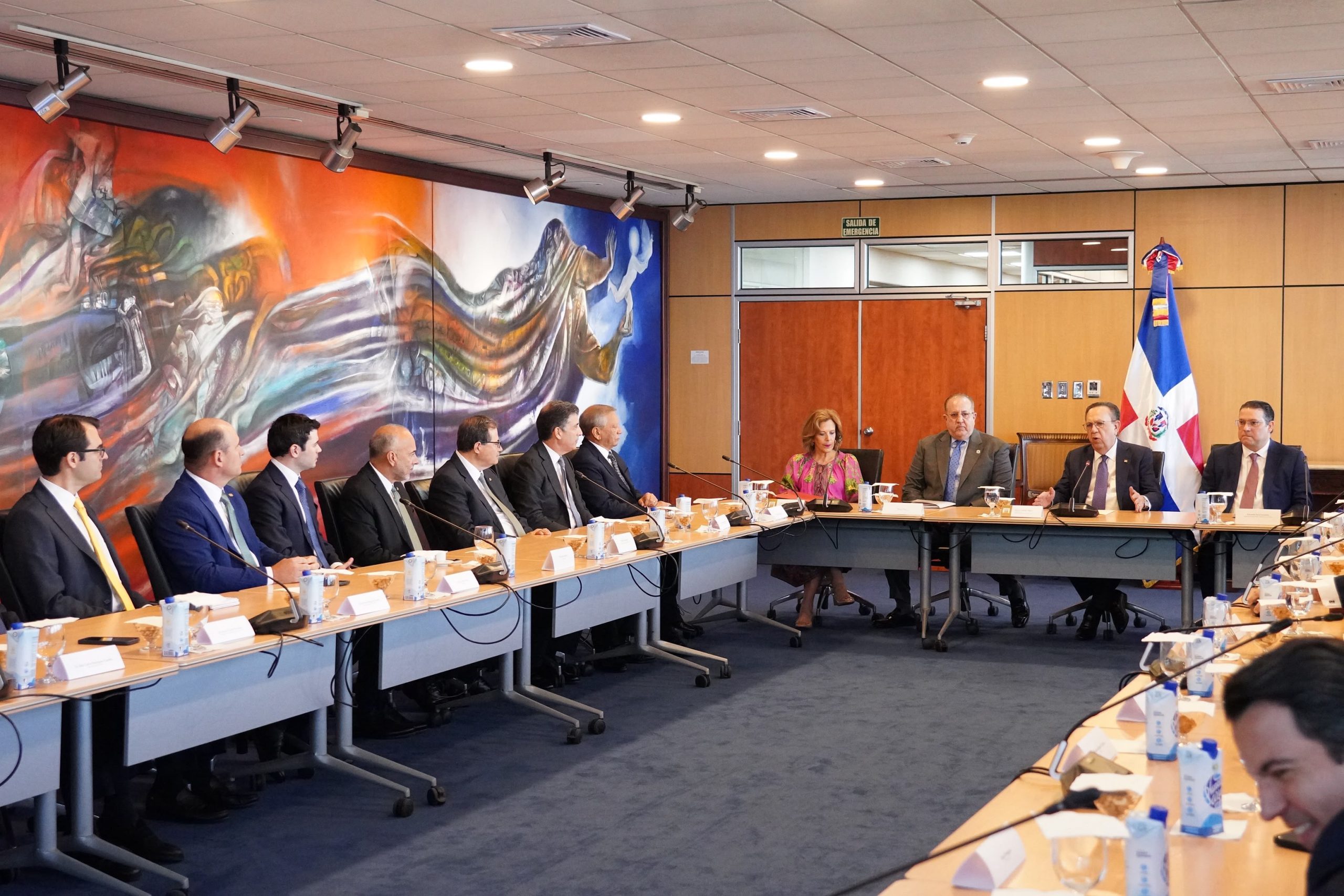 Valdez Albizu, Magín Díaz y Sanz Lovatón pasan revista a la economía junto a presidentes de la banca múltiple