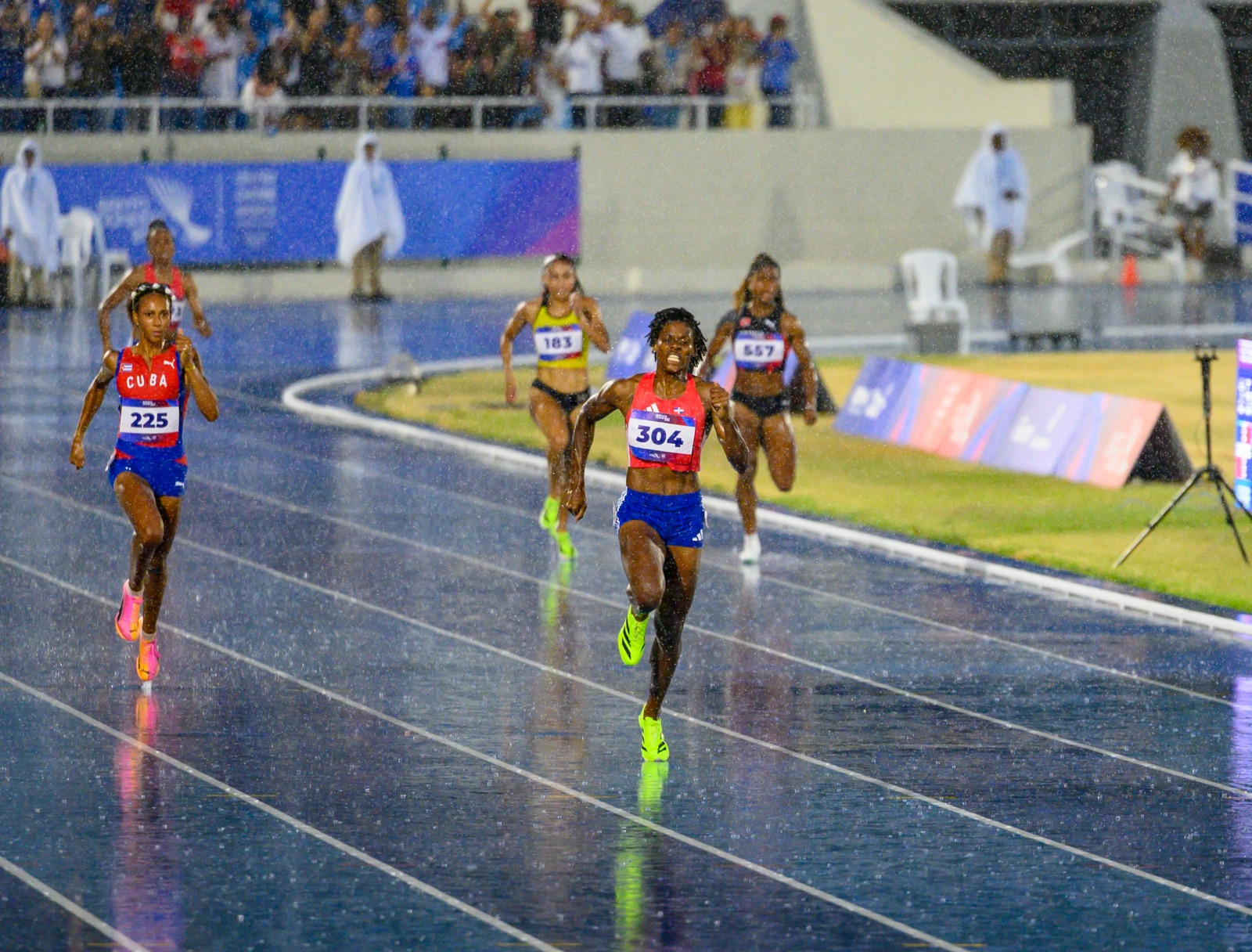 ¡Ni la lluvia la detuvo! Marileidy Paulino conquista el oro en los 400 metros