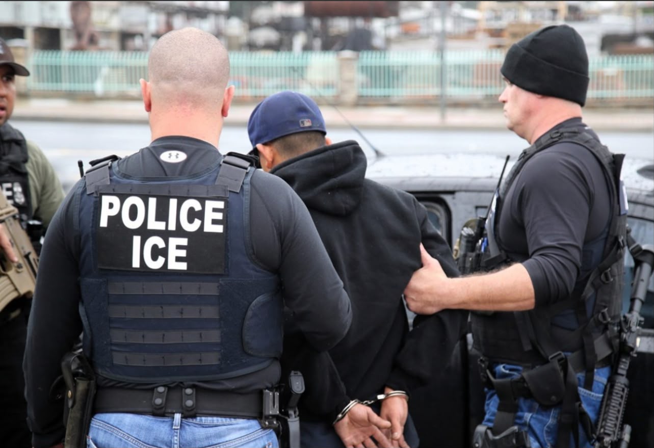 Congresistas y activistas de Estados Unidos rechazan la compra de guantes eléctricos para el ICE