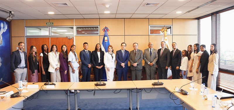 Valdez Albizu recibe estudiantes meritorios de origen dominicano en España