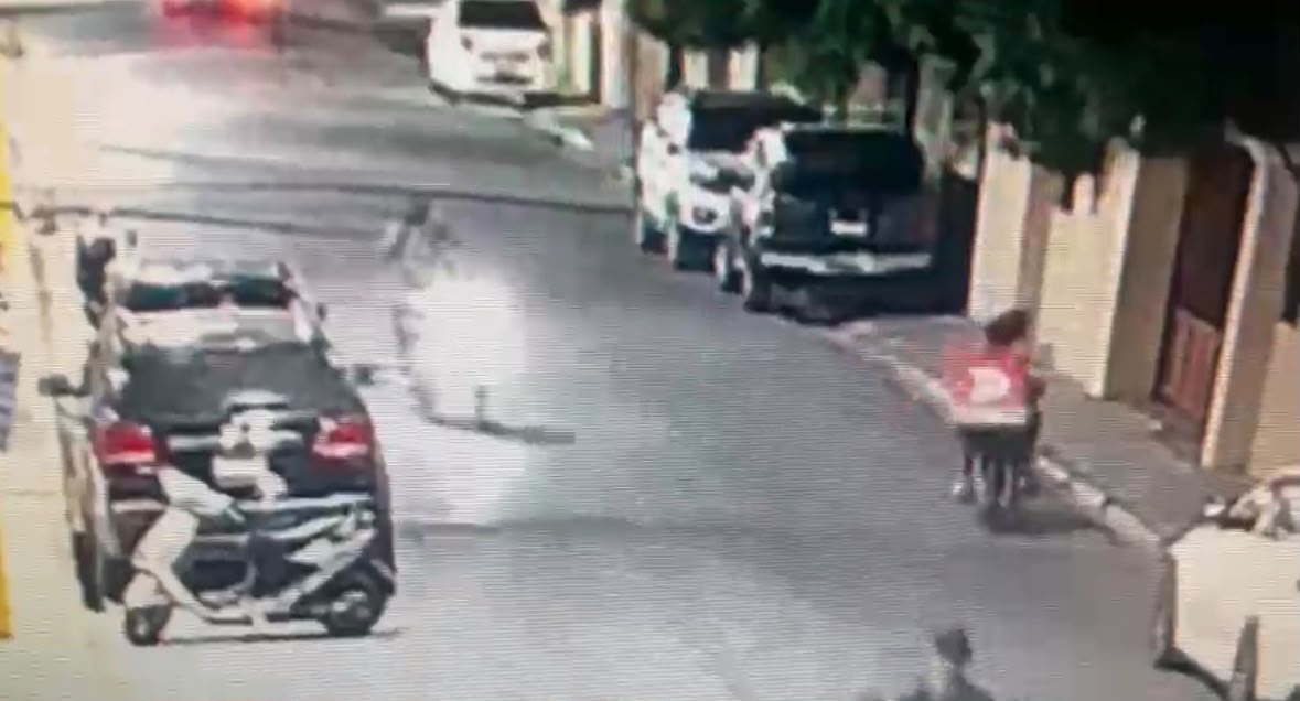 Roban motocicleta frente a cancha de Quisqueya; dos hombres vestidos de delivery quedan grabados