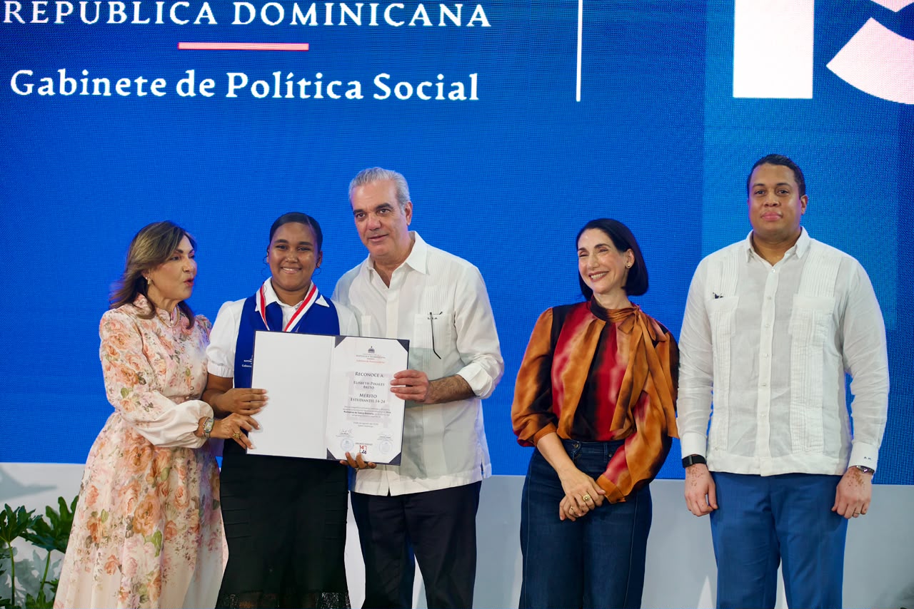 Abinader encabeza graduación de 2,576 jóvenes de Oportunidad 14-24