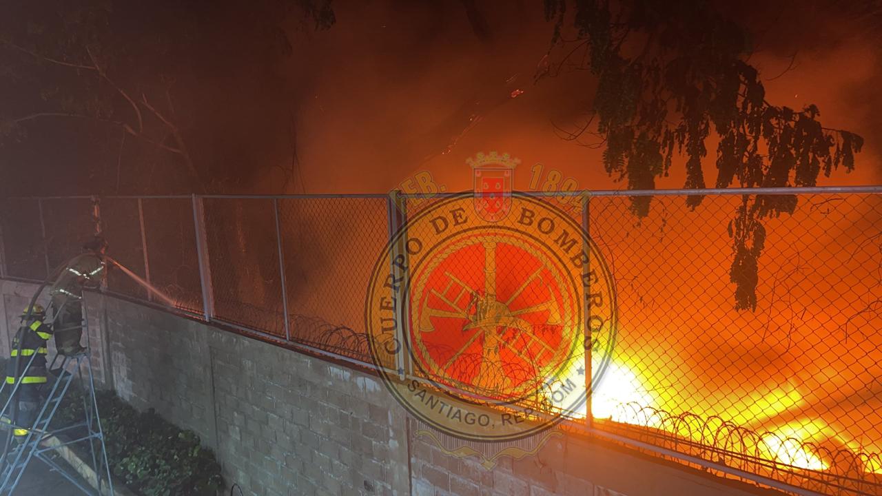Incendio en La Herradura consume materiales plásticos cerca de envasadora de GLP