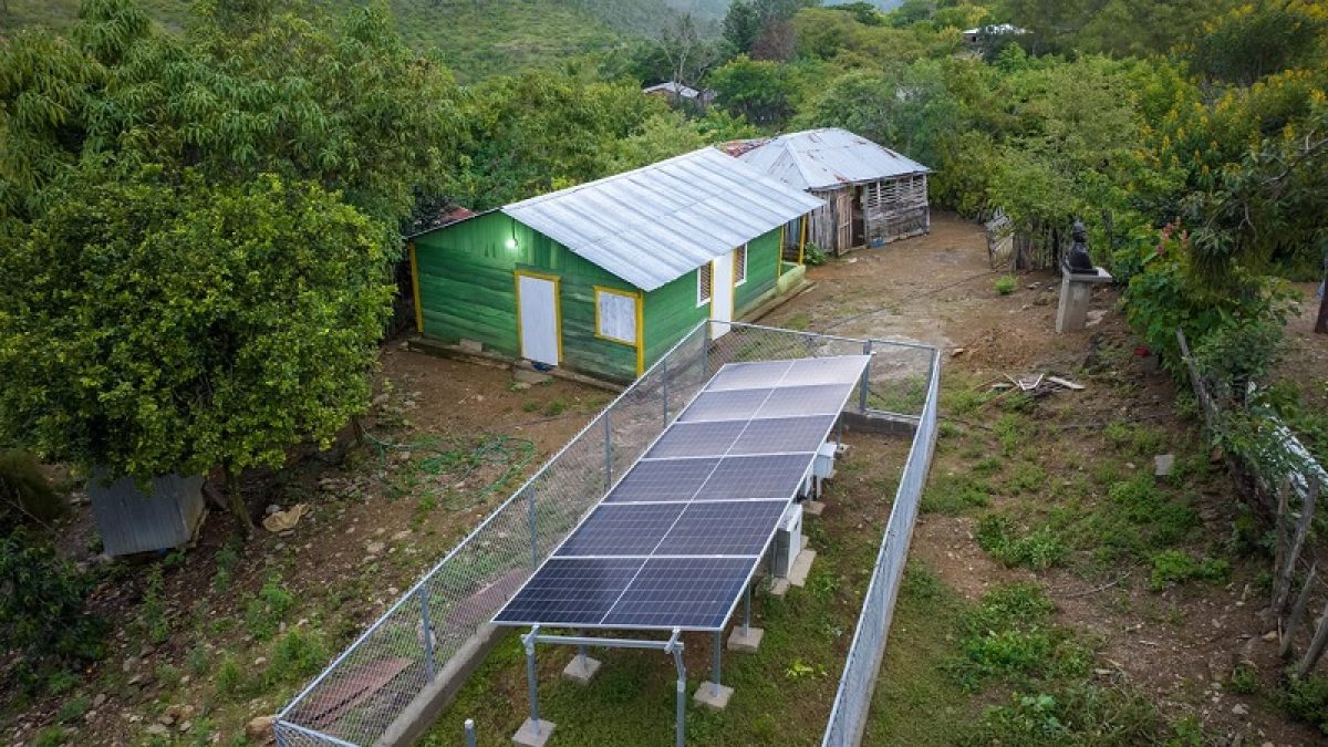 Más de 100 viviendas en Pedro Santana reciben energía eléctrica
