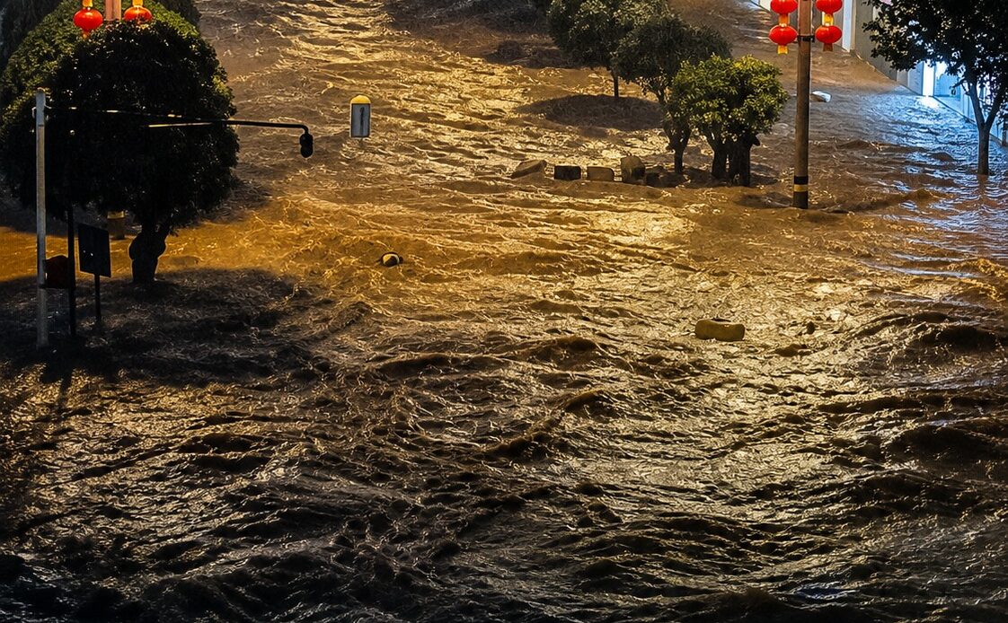 Lluvias extremas desbordan ríos y provocan graves inundaciones en Sichuan, China