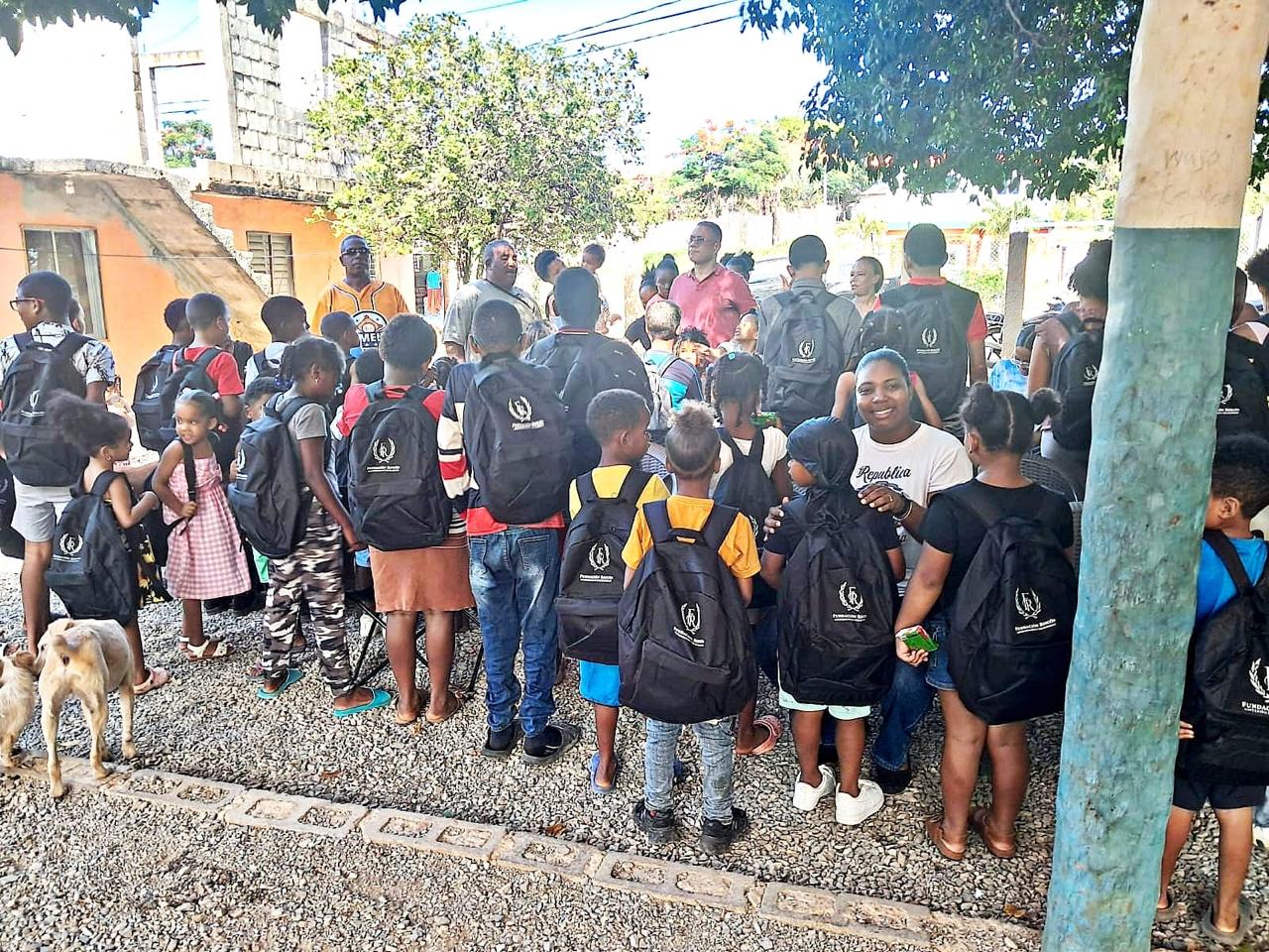 Fundación Rincón realiza entrega de útiles escolares en Las Galeras, Samaná