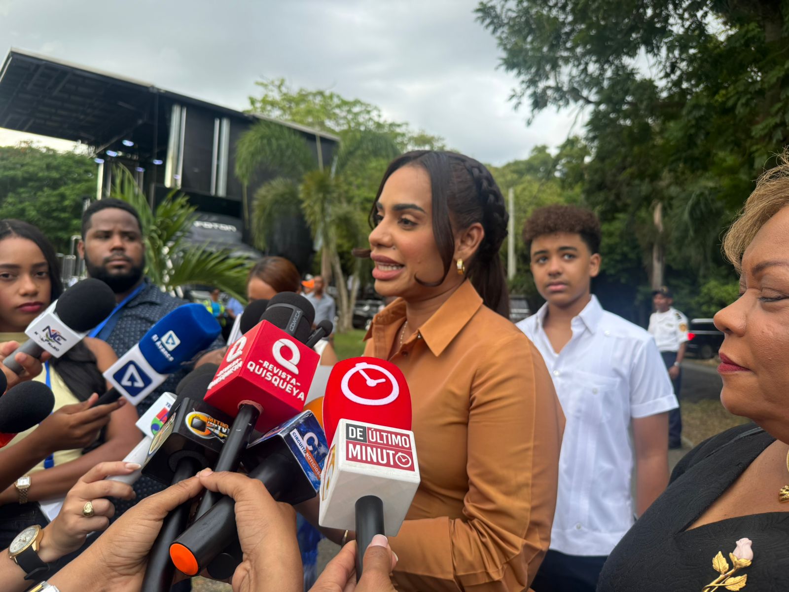 Betty Gerónimo apuesta por continuidad educativa en SDN con 750 becas para graduandos