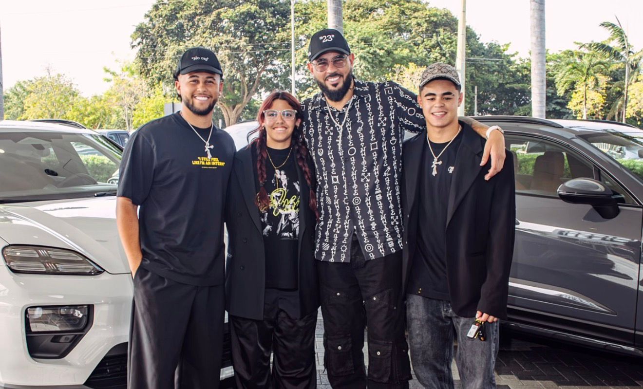 Productor Raphy Pina regala carros a tres de sus hijos y divide las redes