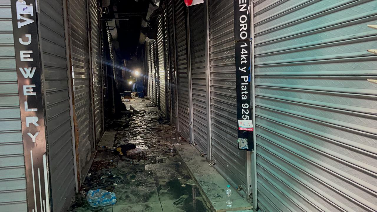 Incendio afecta 17 establecimientos en el Mercado Modelo de Santiago; Bomberos investigan las causas