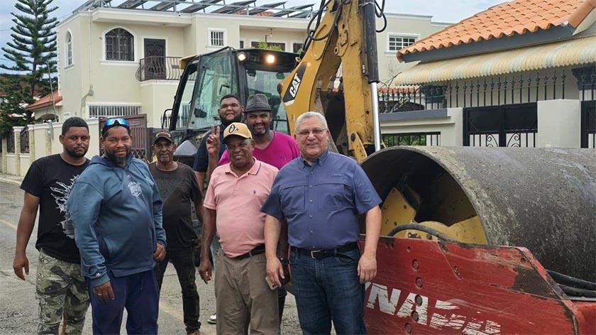 Alcaldía de Moca y MOPC amplían operativo de bacheo en residenciales del municipio
