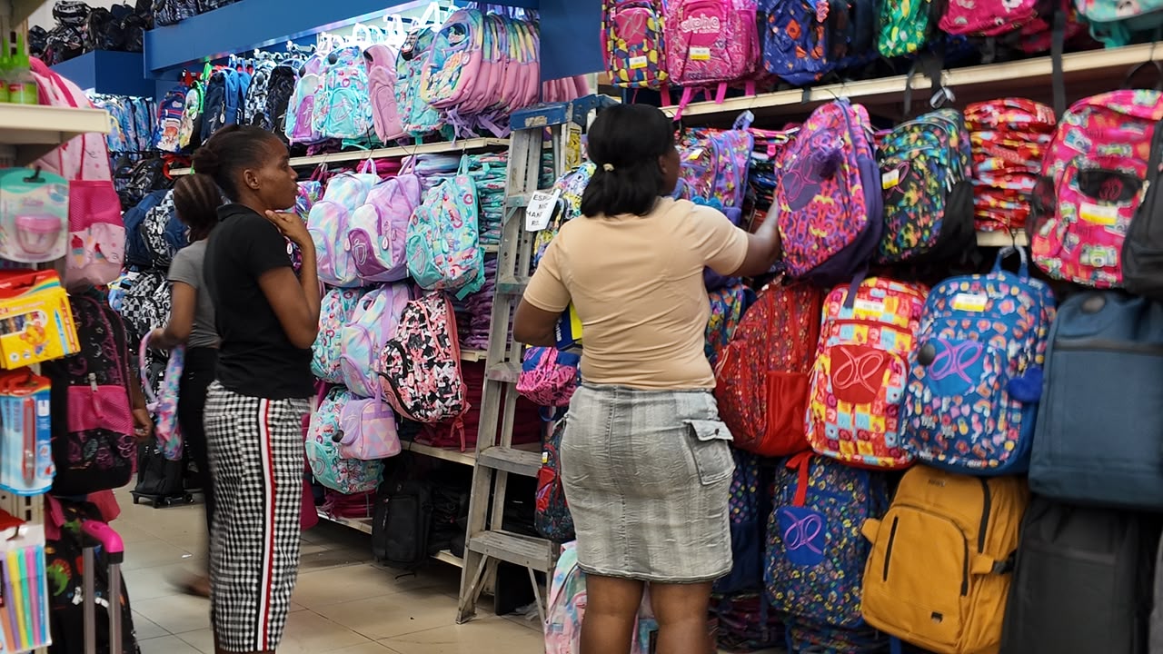 “Todo está caro”: padres hacen malabares para comprar escolares