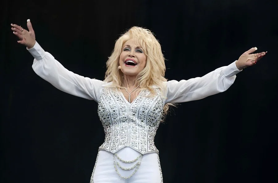 Muere Dolly Parton a los 80 años tras enfrentar problemas de salud