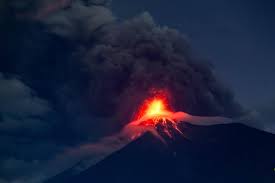 El volcán de Fuego, uno de los tres activos en Guatemala, pierde fuerza en sus erupciones