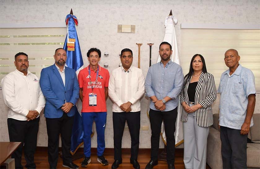 Andrés Bautista y UDEPE duplican incentivo para Álvaro Abreu por su oro y récord centroamericano