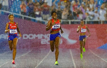 ¡Ni la lluvia la detuvo! Marileidy Paulino conquista el oro en los 400 metros