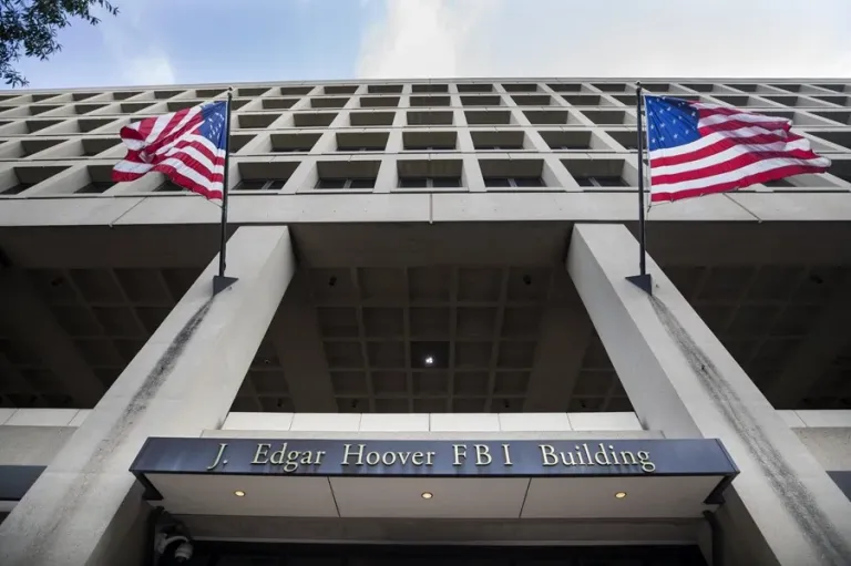 Sede del FBI: juez frena intento de Trump de trasladarla a Washington