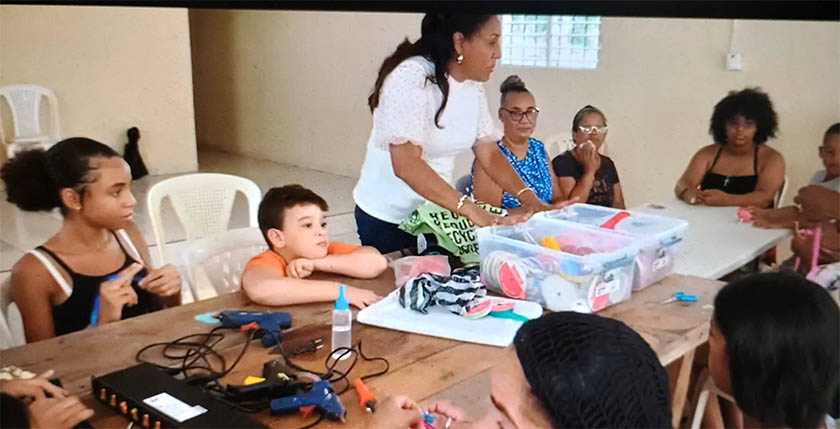 CNDH Moca y entidades comunitarias impulsan jornada creativa para mujeres y adolescentes
