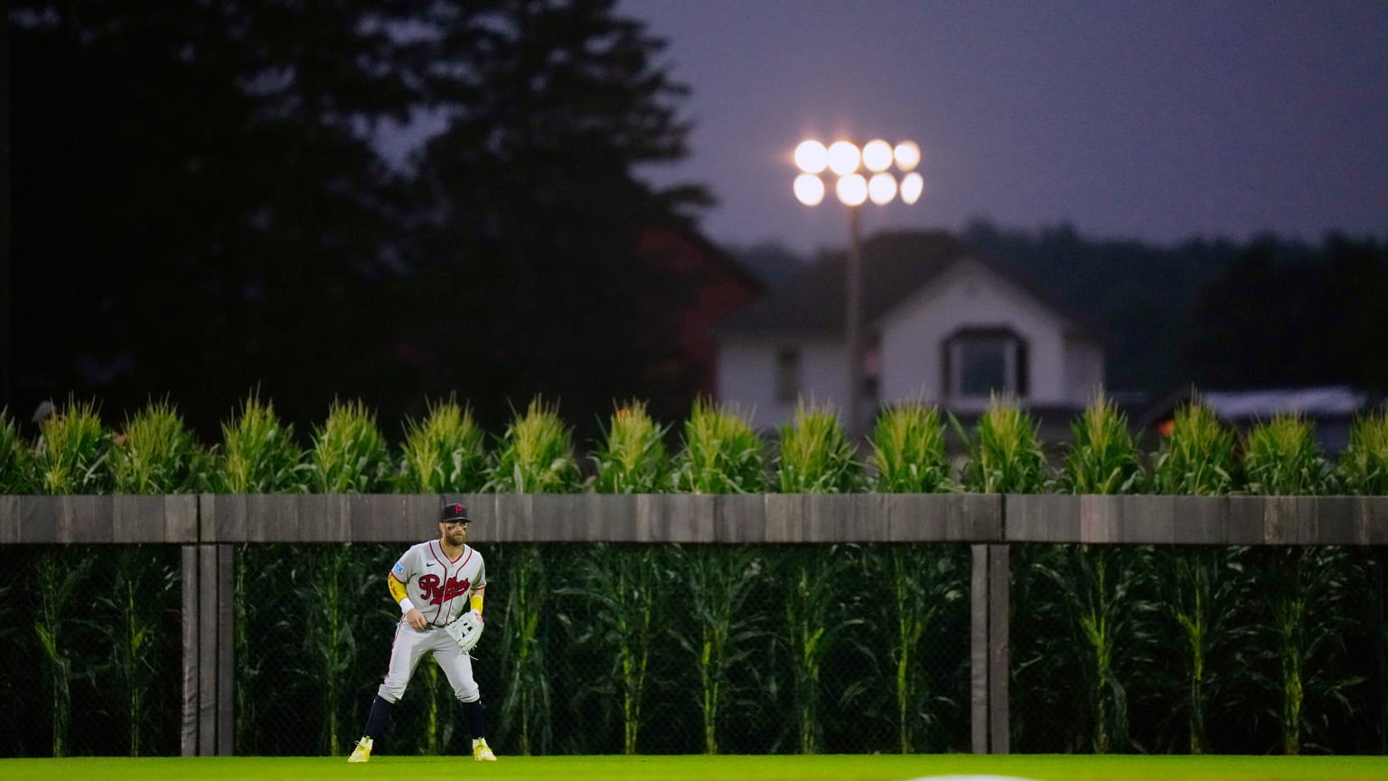 Schwarber y Nola hacen realidad la magia del Campo de los Sueños para los Filis