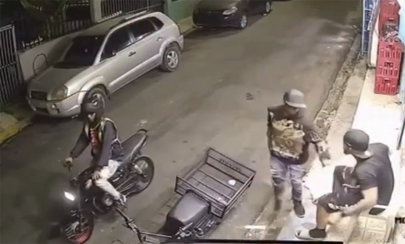 Delincuentes intentan asaltar hombre frente a un colmado en Haina y este se defiende