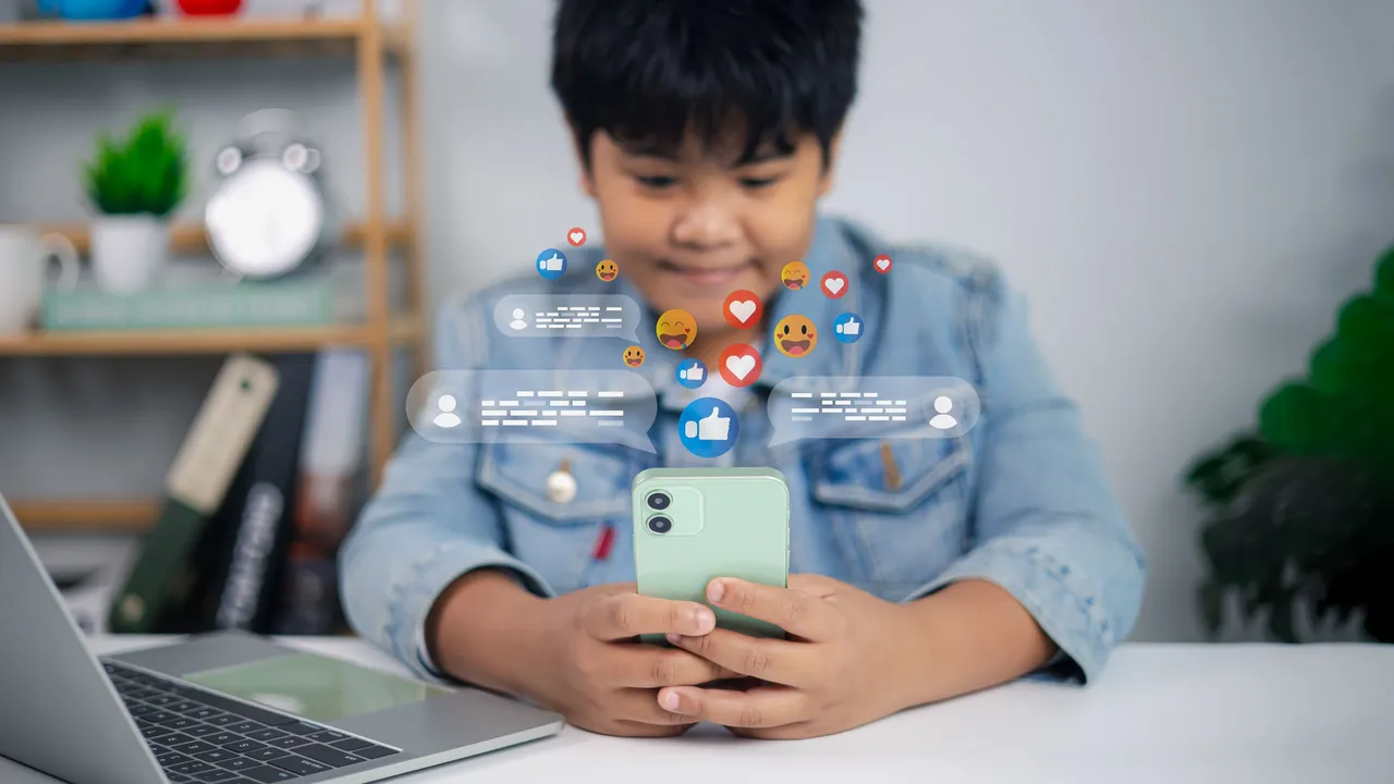 Las bajas calificaciones de tu hijo podrían estar relacionadas con el uso temprano de redes sociales