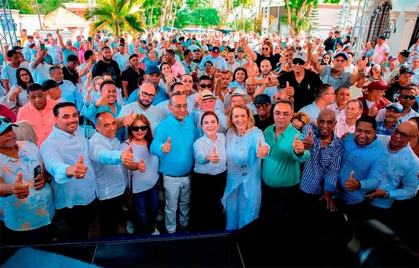 Carolina Mejía recibe respaldo de Rafael Santos y del movimiento Mi Familia por el Cambio