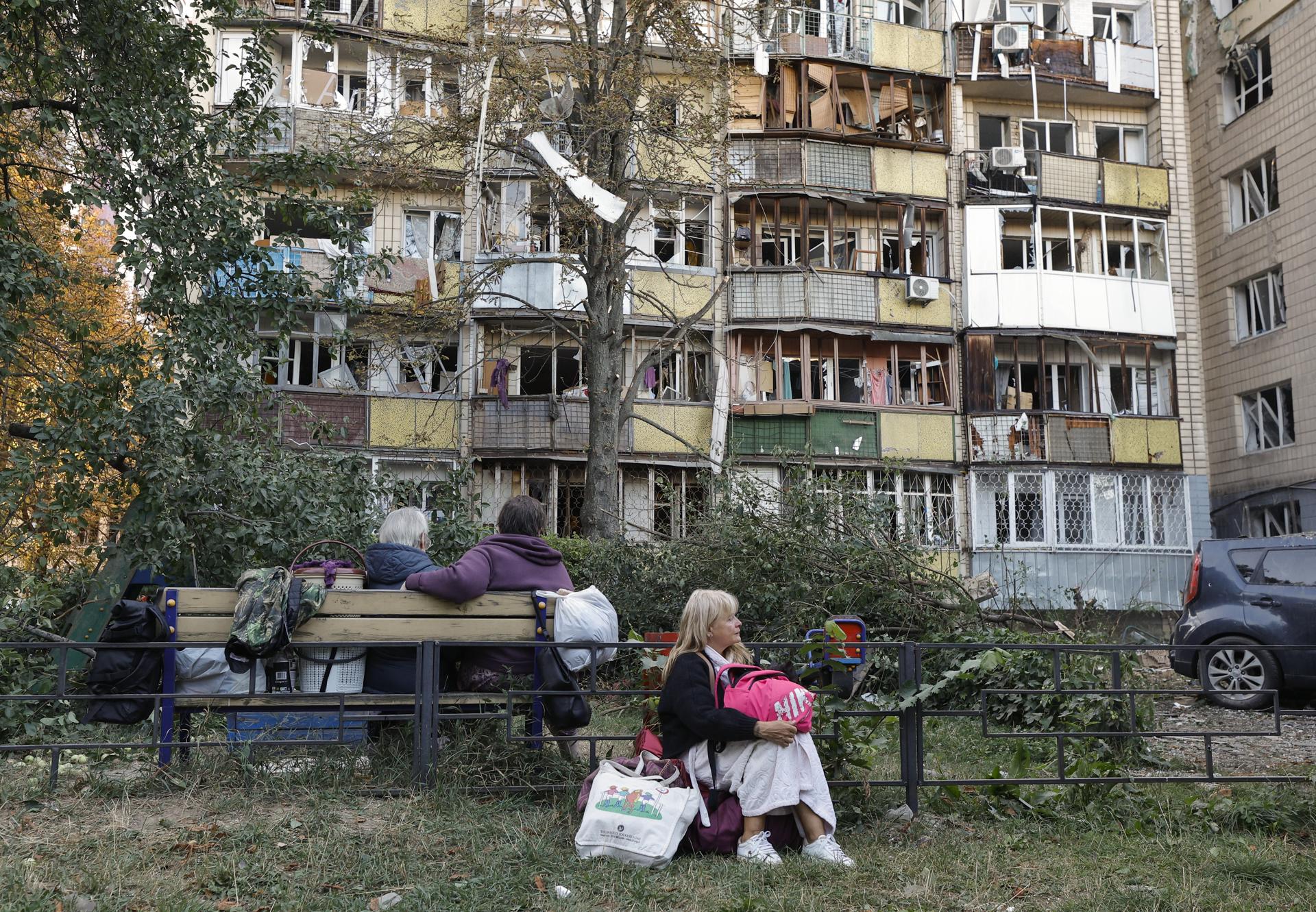 Ascienden a 15 los muertos y a 39 los heridos en ataque masivo nocturno ruso contra Kiev