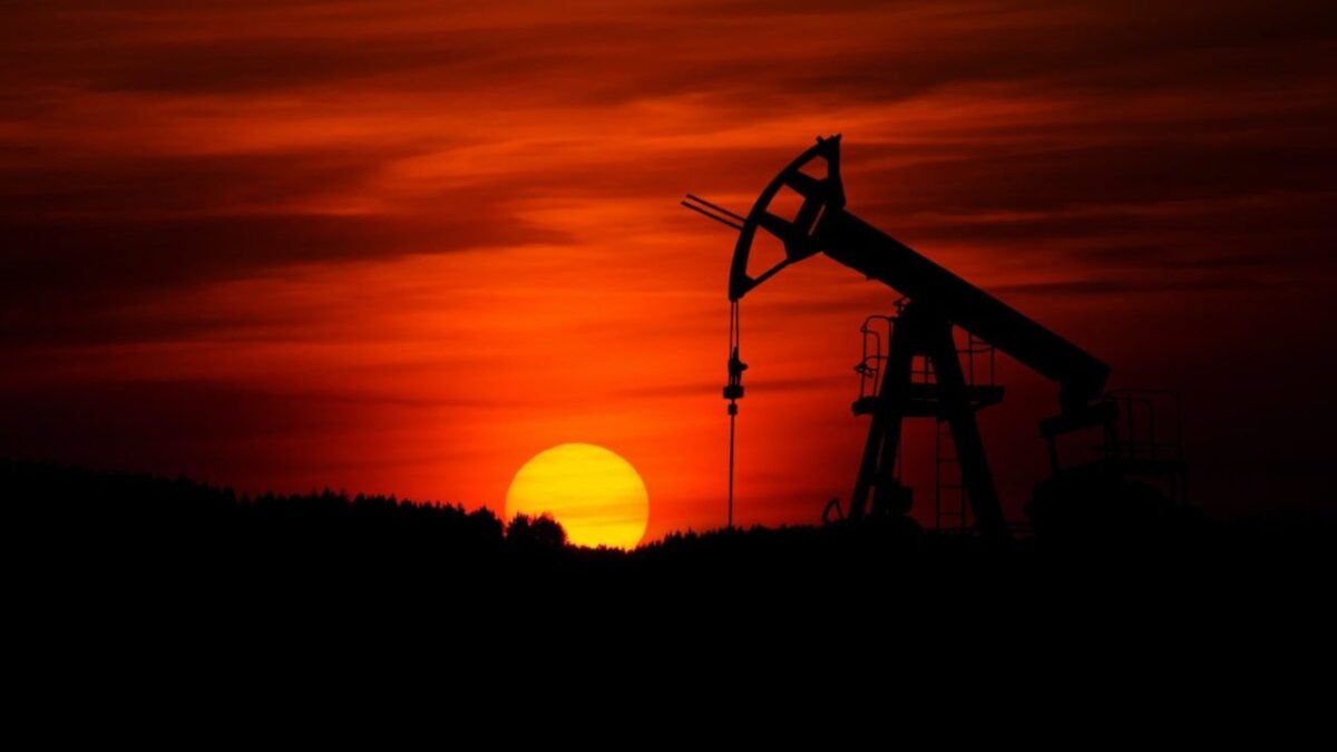 Petróleo de Texas sube 2.71% por tensión en Oriente Medio