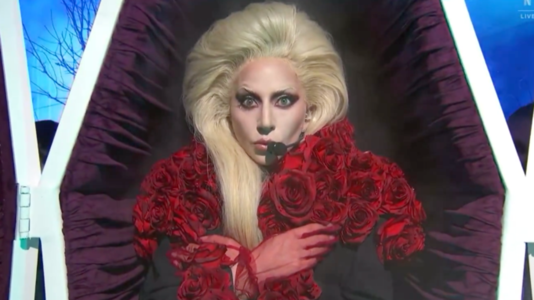 Lady Gaga se convierte en mamá: las imágenes con su bebé sorprenden a sus fans