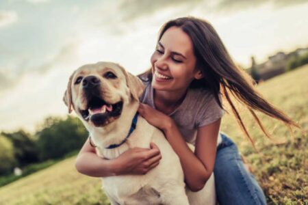¿Es peligroso besar a tu perro en la boca?