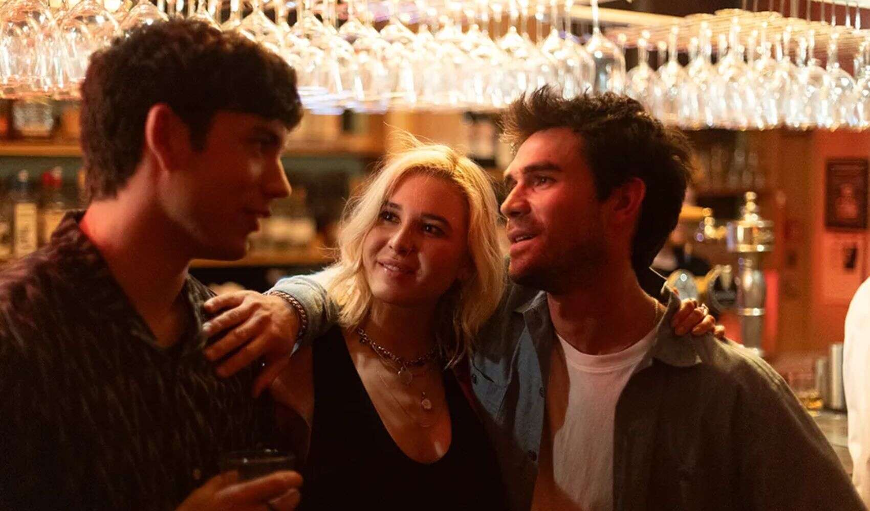 KJ Apa e Isabel May protagonizan el triángulo amoroso de Falling en cines