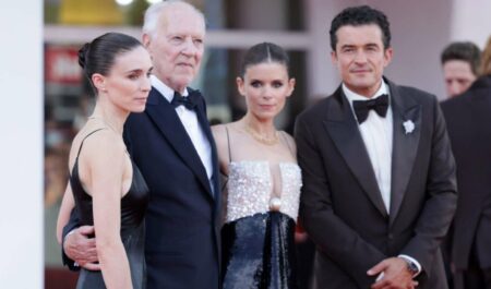Herzog cuenta cómo dirigió a Bloom en la escena de amor con las hermanas Mara