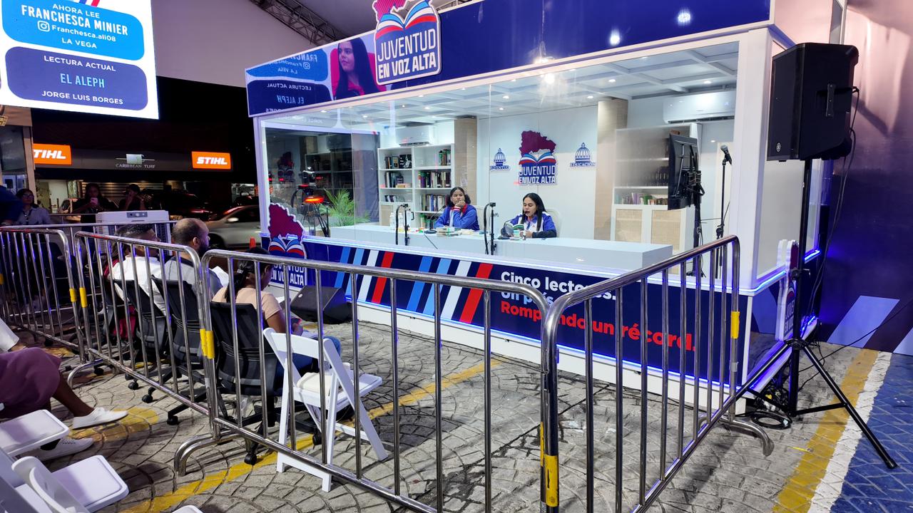 Jóvenes dominicanos superan las primeras 100 horas de lectura en busca del Récord Guinness de lectura