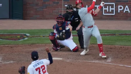 Kyle Schwarber, Bryce Harper y Alec Bohm pegan jonrones par salvar a los Filis de la descalificación frente a los Bravos