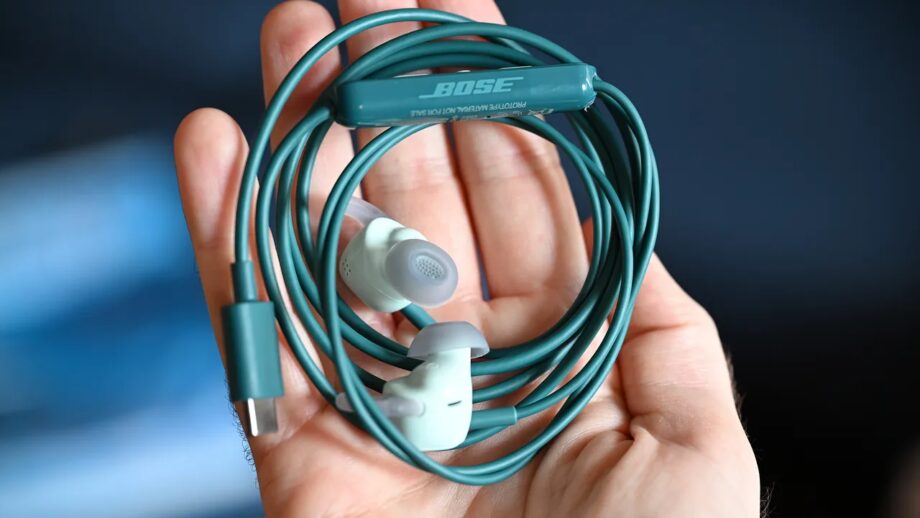 Bose revive los audífonos con cable y la Generación Z lo agradece