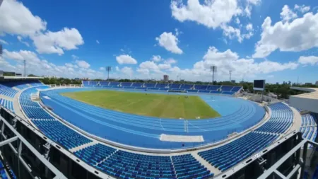 El césped del Félix Sánchez está siendo preparado para partido de fútbol Haití y República Dominicana