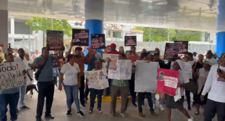 Familiares y comunitarios protestan frente al hospital Luis Eduardo Aybar y reclaman videos para buscar a Andrés Santana