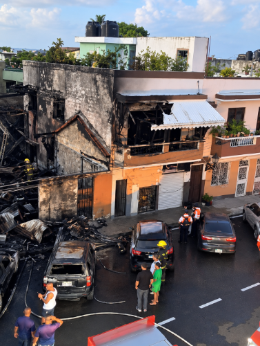 Incendio destruye vivienda, negocio y tres vehículos en la Ciudad Colonial