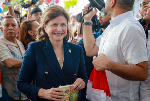 Raquel Peña felicita a jóvenes dominicanos por lograr récord Guinness de lectura