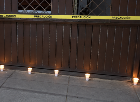 Vecinos encienden velones frente a casa de Julián Oro Duro: “Esto nos tiene sorprendidos a todos”